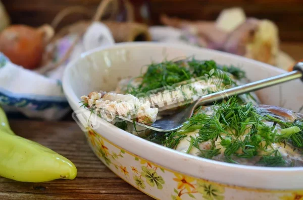 Короп в сметані, запечений шматочками в духовці