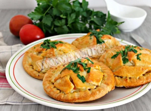 Пиріжки з куркою і картоплею в духовці