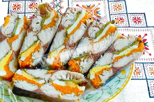 Скумбрія з яйцем і морквою з начинкою з желатину
