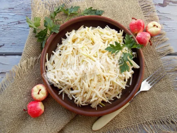 Салат з кореня селери з яблуком