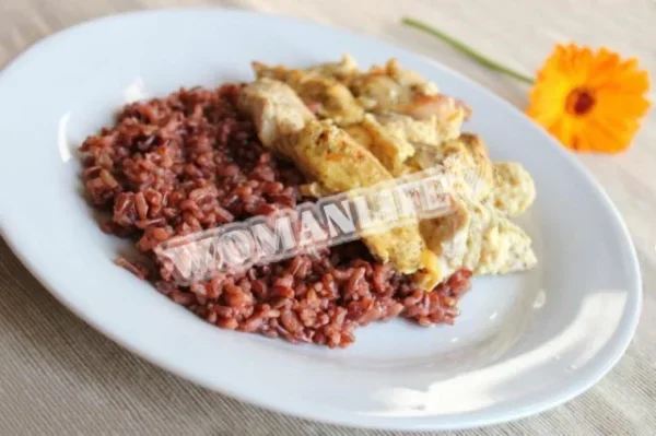 Червоний рис з куркою