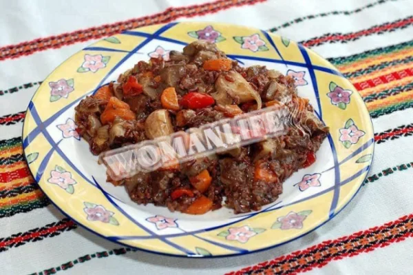 Червоний рис з грибами та овочами