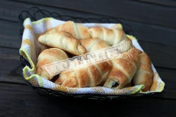 Круасани з сиром і чорносливом