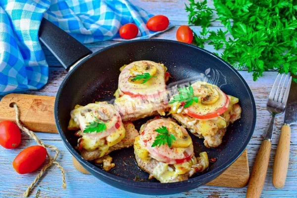 М'ясо по-французьки на сковороді зі свининою картоплі