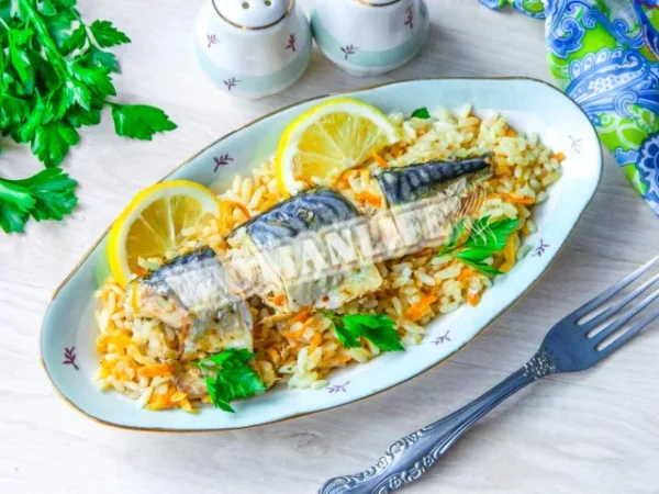 Скумбрія з рисом в духовці