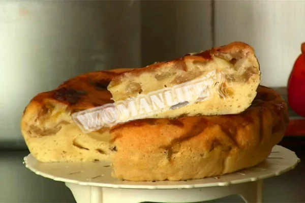 Шарлотка з яблуками в мультиварці яблучна