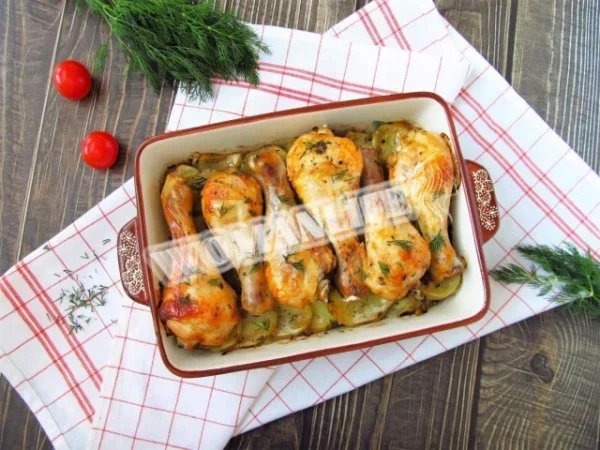 Курячі гомілки з картоплею в духовці