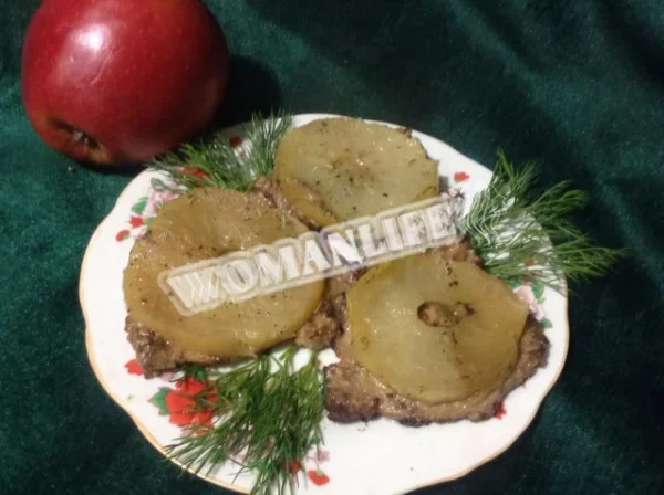 Відбивні з яблуками і медом
