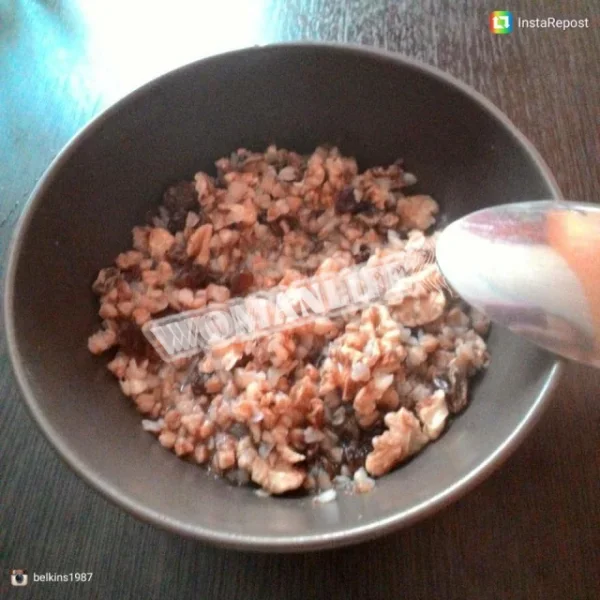 Гречка з родзинками і волоськими горіхами