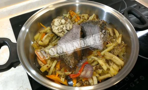 Яловичина з овочами на сковороді вок