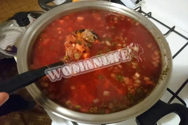 Смачний борщ на пару на сковороді вок
