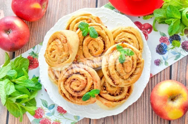 Дріжджові булочки з яблуком і корицею