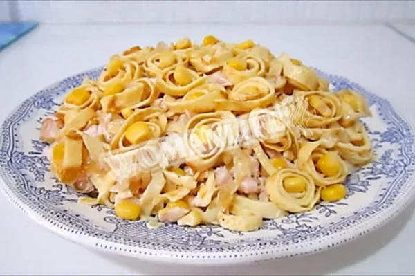 Італійський салат з млинцями і копченою куркою