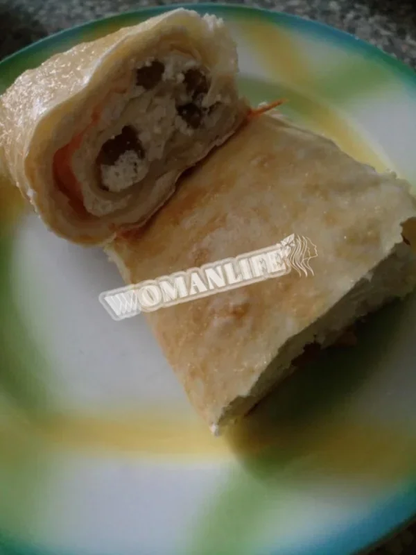 Рулет з лаваша з сиром, родзинками і медом
