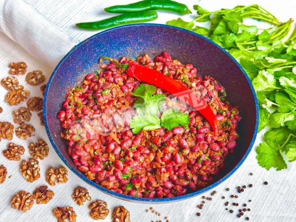 Лобіо з квасолі з волоськими горіхами