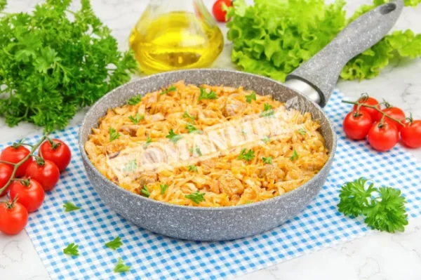 Смажена капуста з м'ясом на сковороді