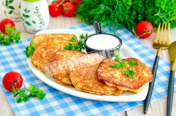 Деруни на сковороді з яйцем