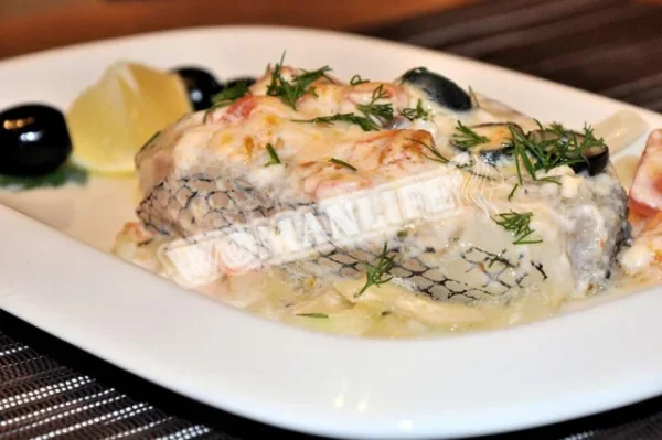 Макрурус під йогуртом з овочами