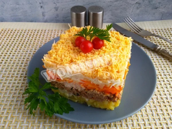 Салат з сайрою і сиром