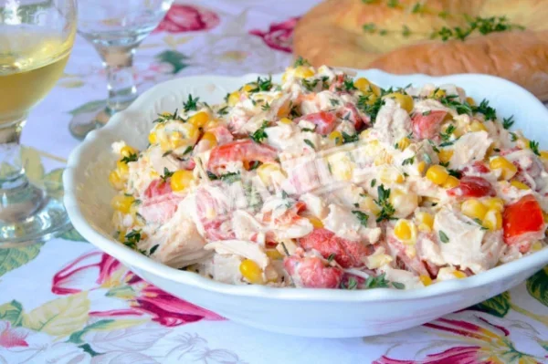 Салат зі смаженою куркою, смаженим перцем і чебрецем