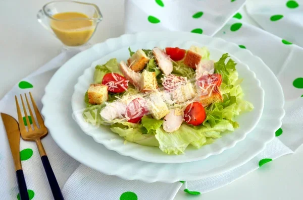 Класичний салат Цезар з куркою
