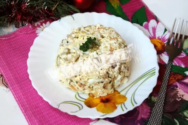 Салат с сыром чечил и курицей