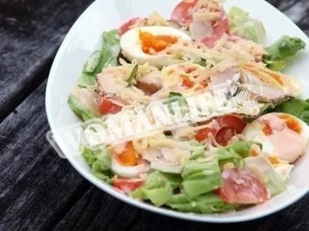 Салат з куркою, яйцем і помідорами