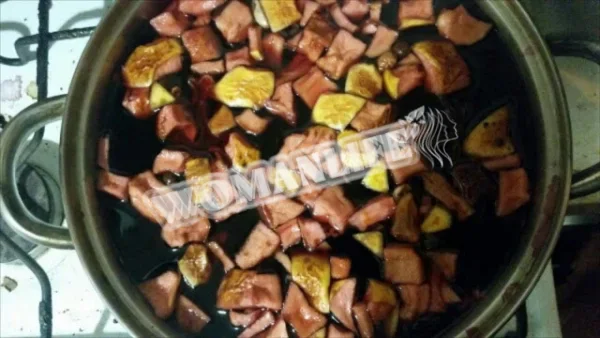 Глінтвейн з сушеними яблуками