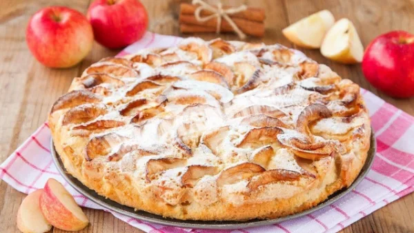 Яблучна шарлотка в мультиварці