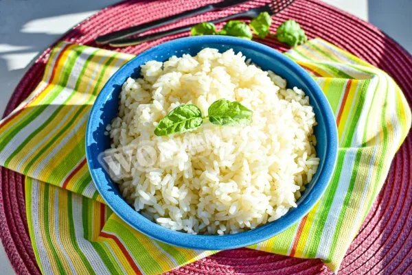 Відварений на воді рис розсипчастий