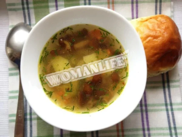 Суп із замороженими опеньками