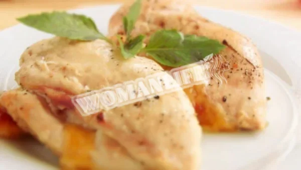 Куряче філе з сиром і помідорами в духовці