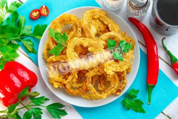 Кільця цибулі в клярі, обсмажені у фритюрі на сковороді