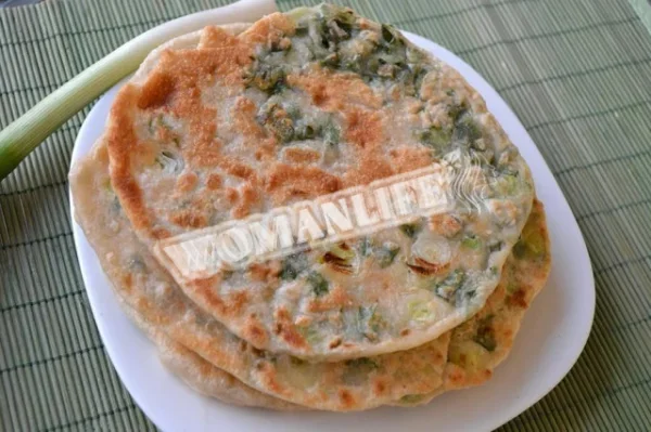 Плацинда з травами на сковороді
