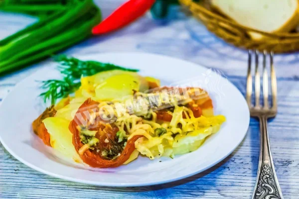 Запечена в духовці картопля з помідорами та сиром