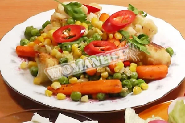 Заморожена квасоля з кукурудзою та зеленню на сковороді