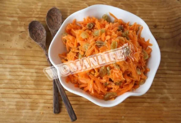 Морква з арахісом і родзинками
