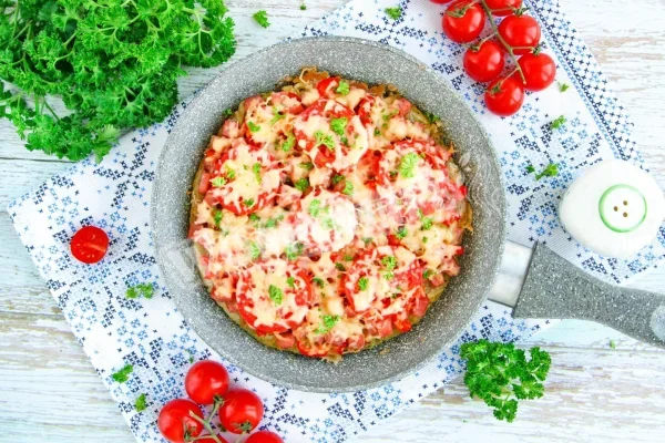 Картопляна запіканка на сковороді