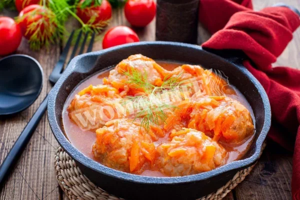 Тефтелі в томатній пасті з рисом на сковороді