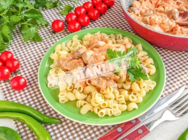 Курячі шлунки і сердечка, тушковані на сковороді в сметані