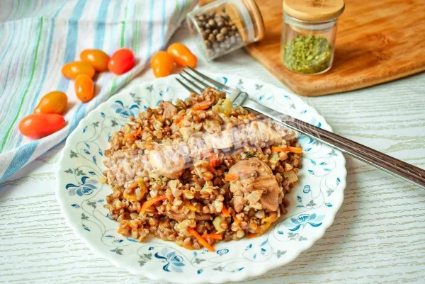 Гречка по-купецьки з куркою