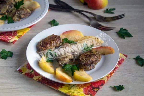 Куряча печінка з яблуками
