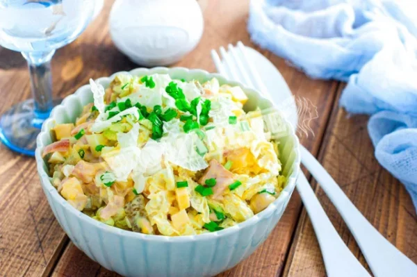 Салат з пекінської капусти з копченою куркою