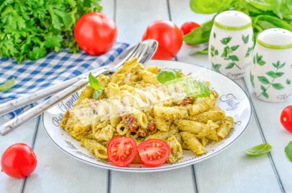 Паста з песто і куркою