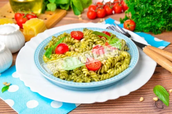 Макарони з песто і сиром