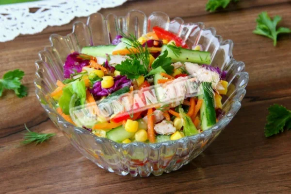 Салат з куркою, корейською морквою, перцем і кукурудзою