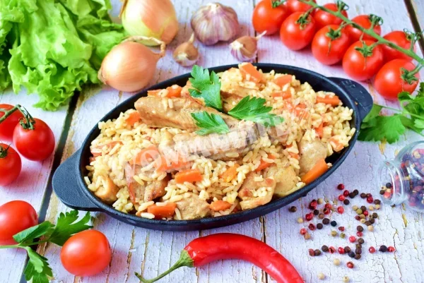 Розсипчастий плов зі свининою на сковороді