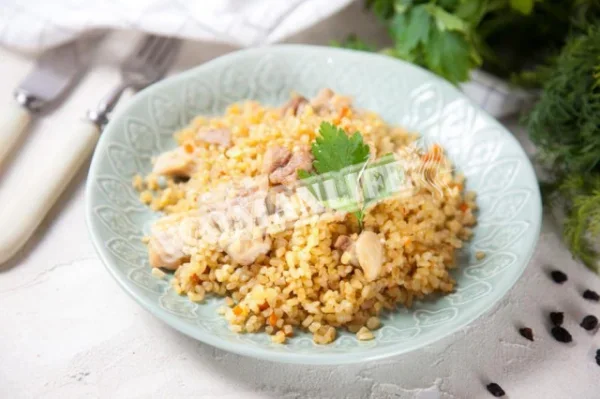 Плов з булгуром з куркою в мультиварці