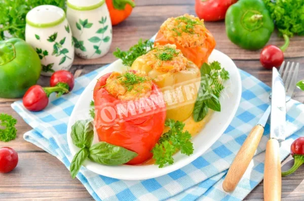 Перець, фарширований фаршем і рисом в мультиварці
