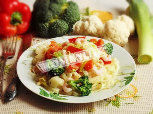 Яєчна локшина з креветками